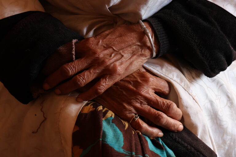 Zoom sur les mains d’une vieille femme malgache.